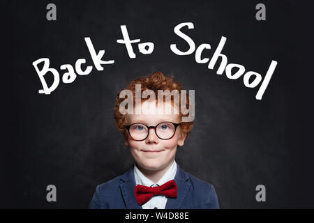Schöne rothaarige Kind Junge in Anzug portrait. Zurück zum Konzept der Schule Stockfoto