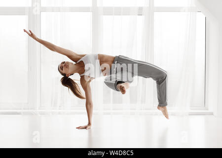 Mädchen tanzen Contemp während des Modern Dance Training in der Klasse Stockfoto