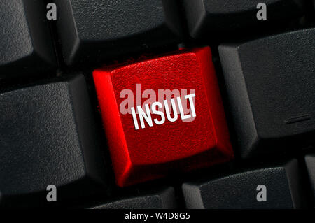Hate Speech Konzept: Tastatur in Schwarz mit einem roten Schlüssel und die Beleidigung Wort Stockfoto