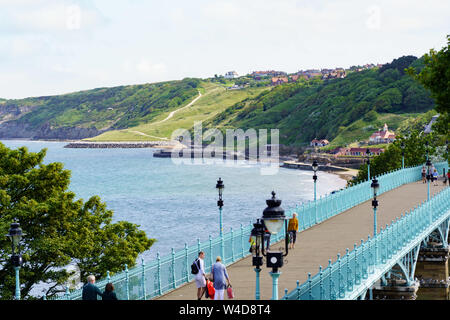 Touristen, die über die Cliff Bridge in Richtung South Bay und St. Nichola Cliff fahren, Scarborough, North Yorkshire, Großbritannien. Stockfoto