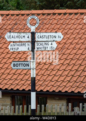 Eine strasse richtung Zeichen in Danby Dorf, North Yorkshire, England, Großbritannien Stockfoto