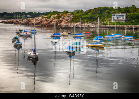 Boote in Rockport, MA Hafen. Stockfoto