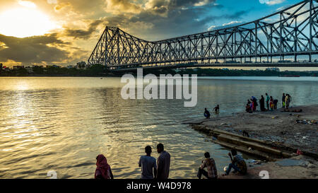 Mai 27,2018. Kolkata, Indien. Leute, die Morgen auf der Bank von Hooghly River mit Blick auf die Howrah Bridge. Stockfoto