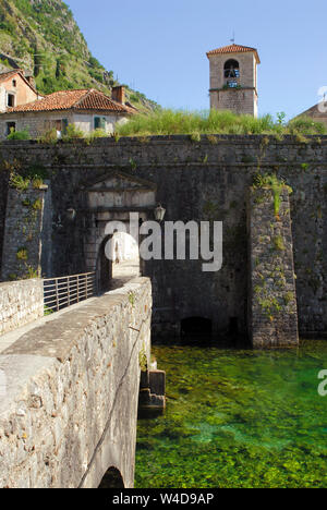 Tor und Brücke der alten Stadt Kotor, Montenegro Stockfoto