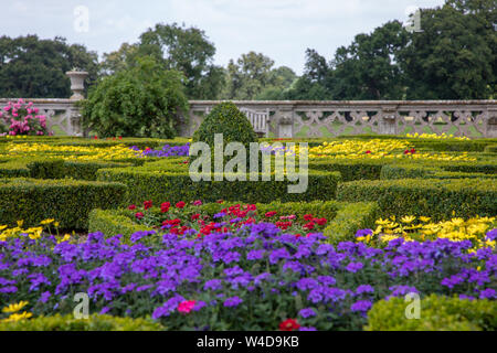 Gärten Blumenbeete in Charlecote Park House National Trust Property in Warwickshire, Großbritannien Stockfoto