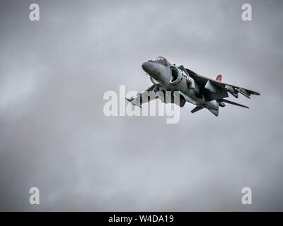 Eine spanische Harrier jump Jet bei einem Vorbeiflug an der Royal International Air Tattoo in Fairford in Großbritannien an einem bewölkten Tag Stockfoto