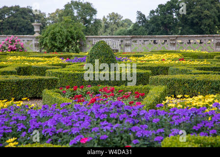 Gärten Blumenbeete in Charlecote Park House National Trust Property in Warwickshire, Großbritannien Stockfoto