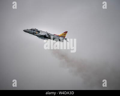 Eine spanische Harrier jump Jet bei einem Vorbeiflug an der Royal International Air Tattoo in Fairford in Großbritannien an einem bewölkten Tag Stockfoto