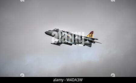 Eine spanische Harrier jump Jet bei einem Vorbeiflug an der Royal International Air Tattoo in Fairford in Großbritannien an einem bewölkten Tag Stockfoto