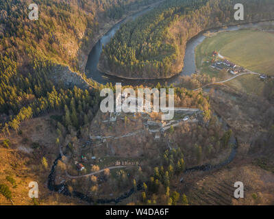 Divci kamen ist eine Ruine einer gotischen Burg in der Nähe der Stadt Kremze in Cesky Krumlov. Es steht auf einer Höhe von 470 m auf einem felsigen Hügel su Stockfoto