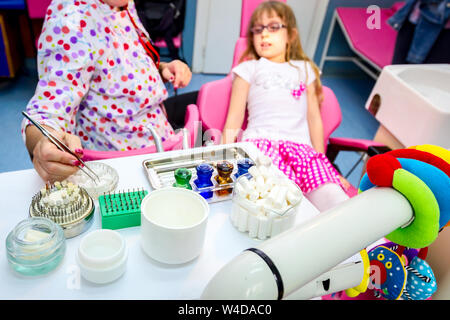 Blick auf professionelle zahnmedizinische Werkzeuge auf dem Zahnarzt Arbeitsbereich. Stockfoto