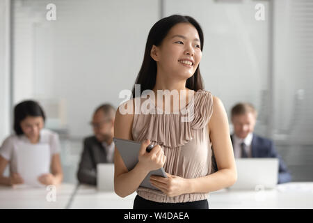 Glücklich verträumt asiatischen Geschäftsfrau weg schauen Traum von erfolgreichen Karriere Stockfoto