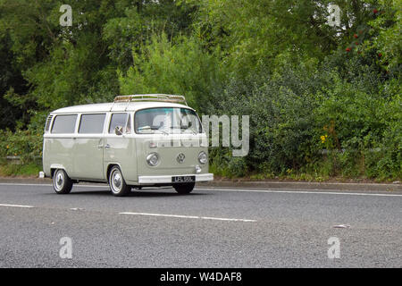 1972 70s SEVENTIES Typ 2 VW moto2home' Volkswagen Reisemobile, Pop Top Caddy, Transporter, Camper Vans, Erkerfenster kombi, Klassischer Kombi, Wohnmobil, Wohnmobil-Umbau, Vee Dub, 70s Umbauten, Kleinbus, Bus, Wohnmobile, VW-Transporter in Bewegung. Stockfoto