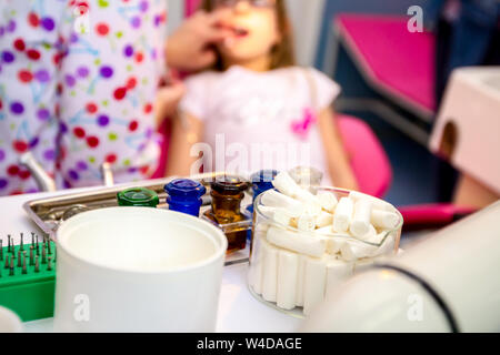 Blick auf professionelle zahnmedizinische Werkzeuge auf dem Zahnarzt Arbeitsbereich. Stockfoto