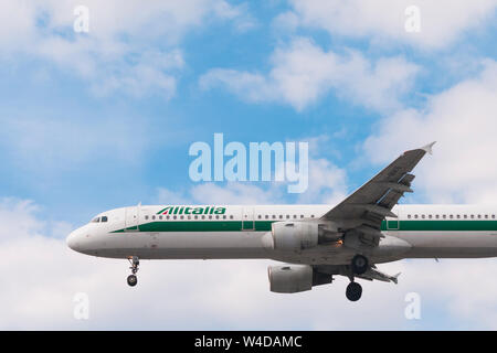 London, Großbritannien - 22 Juli, 2019 - Alitalia Flugzeug landet am Flughafen Heathrow in London Stockfoto