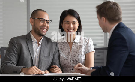Gerne gemischte Ethnie Familie paar Kunden hören Bank Manager Stockfoto