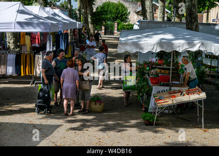 Einen belebten Markt in der Stadt Lavardac, Frankreich, Europa verkaufen frisches Obst und Gemüse und auch Kleidung Stockfoto