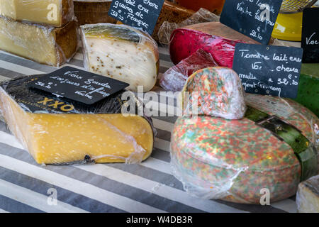 Eine bunte Auswahl an Käse zum Verkauf an einen französischen Markt in Lavardac Stockfoto