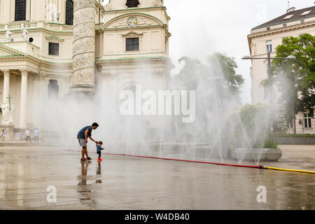 Wien, Österreich - Juli 21., 2019. Wassernebel und Dusche Spray von Wasser im Resselpark/Karlsplatz in Wien/Österreich als Prototyp für die Kühlung - von Stockfoto