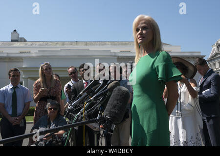 Washington, District of Columbia, USA. 22. Juli, 2019. Senior Counsellor Kellyanne Conway spricht zu den Medien nach einem Fernsehinterview im Weißen Haus in Washington, DC, USA am 22. Juli 2019. Credit: Stefani Reynolds/CNP/ZUMA Draht/Alamy leben Nachrichten Stockfoto