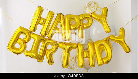 Golden HAPPY BIRTHDAY Wörter aus Luftballons Stockfoto