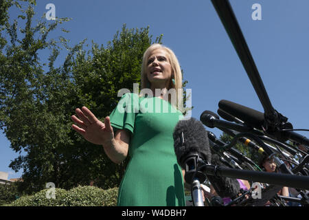 Washington, District of Columbia, USA. 22. Juli, 2019. Senior Counsellor Kellyanne Conway spricht zu den Medien nach einem Fernsehinterview im Weißen Haus in Washington, DC, USA am 22. Juli 2019. Credit: Stefani Reynolds/CNP/ZUMA Draht/Alamy leben Nachrichten Stockfoto