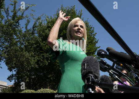 Washington, District of Columbia, USA. 22. Juli, 2019. Senior Counsellor Kellyanne Conway spricht zu den Medien nach einem Fernsehinterview im Weißen Haus in Washington, DC, USA am 22. Juli 2019. Credit: Stefani Reynolds/CNP/ZUMA Draht/Alamy leben Nachrichten Stockfoto