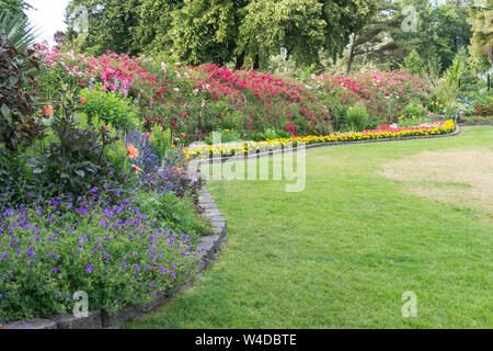Ein Blick auf den Rasen und Blumen Garten am Point Defiance Park in Tacoma, Washington. Stockfoto