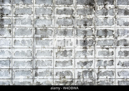 Im städtischen Hintergrund, weiße ruiniert industrielle Beton Mauer. Stockfoto