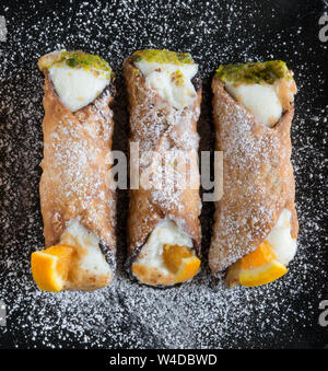 Sehr süß cannoli Siciliani durch ricotta Käse und Zucker mit Pistazien und Schokolade Stockfoto