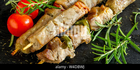 Spieße mit gemischtem Fleisch und gegrilltem Gemüse auf Schiefer Stockfoto