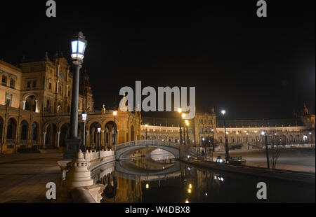 Eine wundervolle Nacht im Plaza de España in Sevilla, Spanien Stockfoto