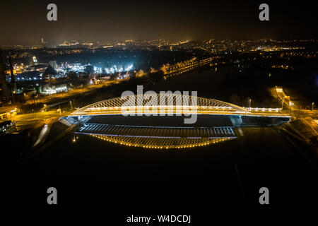 Die Trojabrücke (2014) ist eine Bogensehne Bogenbrücke in Prag, dass die Moldau überquert. Es eröffnet für den Verkehr im Oktober. Die Brücke ist 262 Meter Stockfoto