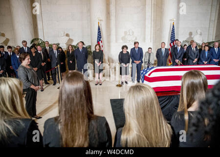 Juli 22, 2019 - Washington, District of Columbia, USA - Associate Justice Elena Kagan, links, links Mitte begleitet, pensionierter Mitarbeiter Gerechtigkeit Anthony Kennedy, Ashley Kavanaugh, der Frau des Associate Justice Brett Kavanaugh, Associate Justice Sonia Sotomayor, Associate Justice Samuel Alito, Associate Gerechtigkeit Ruth Bader Ginsburg, und Chief Justice John Roberts, bittet um einen Moment der Stille, als sie zu Ende ist an einer privaten Zeremonie in der Aula der Supreme Court in Washington, Montag, Juli 22, 2019, wo Ende der Obersten Gerichtshof John Paul Stevens in der Ruhe liegt. Cr Stockfoto