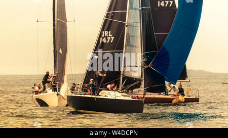 Segeln zusammen. Die Rundung der Boje. Gruppe von Segelboote angefahren racing Boje während Segel Club Regatta in der Nähe von Greystones, in der Irischen See. Stockfoto