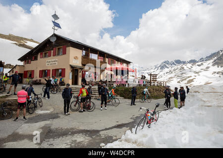 GAVIA PASS, Italien, 20. Juni 2019 - Blick von der Gavia Pass, eine alpine Pass von der südlichen Rhätischen Alpen, Kennzeichnung die administrative Grenze zwischen t Stockfoto