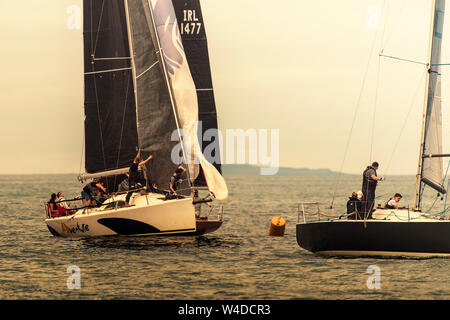 Segeln zusammen. Die Rundung der Boje. Gruppe von Segelboote angefahren racing Boje während Segel Club Regatta in der Nähe von Greystones, in der Irischen See. Stockfoto