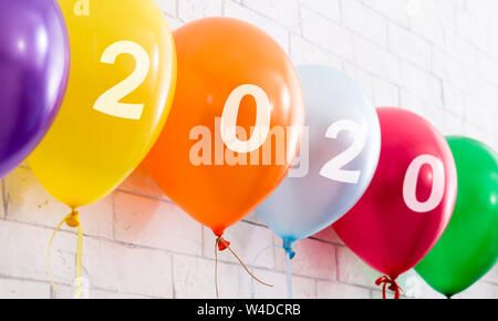 In der Nähe von hellen Farben Luftballons mit weißem Text Stockfoto