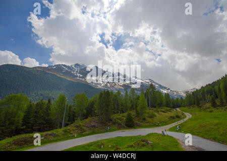 Blick von der Gavia Pass, eine alpine Pass von der südlichen Rhätischen Alpen, Kennzeichnung die administrative Grenze zwischen den Provinzen Sondrio und Brescia Stockfoto