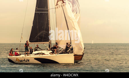 Segeln zusammen. Die Rundung der Boje. Gruppe von Segelboote angefahren racing Boje während Segel Club Regatta in der Nähe von Greystones, in der Irischen See. Stockfoto