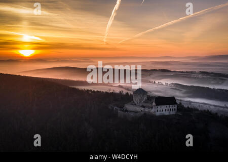 Burg Tocnik. Der Bereich, in dem das Schloss steht, die von Menschen vor zweitausend Jahren bewohnt war, aber es war nicht bis zum 14. Jahrhundert, als die Böhmen Stockfoto