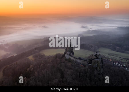 Trosky ist ein Schloss in der Region Liberec, Tschechische Republik. Auf dem Gipfeltreffen der beiden Basalt vulkanischen Stopfen. Die Burg ist ein Wahrzeichen Stockfoto