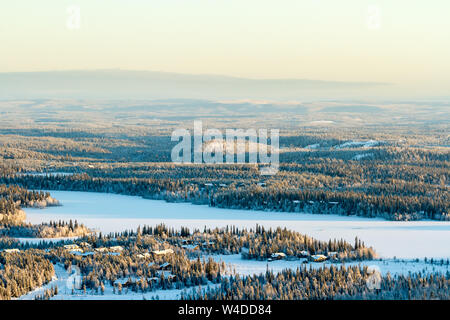 Gefrorenen See und verschneiten Wald. Schönen winter Blick in Finnland, Ruka Stockfoto