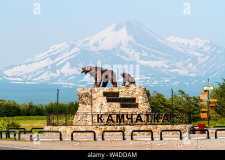 Yelizovo, Russland - Juli 17, 2018: Monument ist er mit der Cub' auf dem Hintergrund der Avachinsky Vulkan tragen. Bildunterschrift: "Hier beginnt Russland." Stockfoto