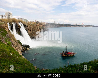 Antalya, Türkei - 22. Februar 2019: Altmodische Yacht in der Nähe von Duden Wasserfall in Antalya, Türkei. Stockfoto