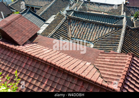 Traditionelle koreanische Dächer der Häuser, Ansicht von oben. Seoul, Südkorea Stockfoto