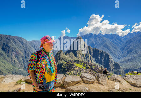 Ein männlicher Reisender posiert an der Inka Ruinen von Machu Picchu, Weltkulturerbe der Unesco in der Region Cusco. Stockfoto