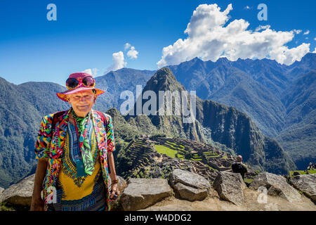 Ein männlicher Reisender posiert an der Inka Ruinen von Machu Picchu, Weltkulturerbe der Unesco in der Region Cusco. Stockfoto