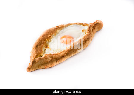 Traditionelle Adjarian georgische Khachapuri mit Käse und Ei auf weißem Hintergrund Stockfoto