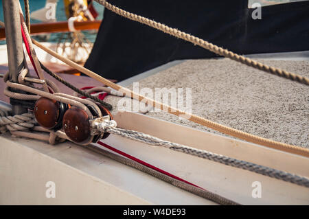 Segelboot anzugehen. Stockfoto